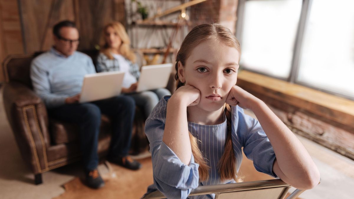 Internet zesiluje rodičovskou nejistotu a vede k přehnaným zásahům do dětství